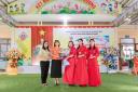 phu nu thi xa tang hoa.jpg - 