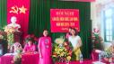 Hội trưởng CMHS tặng hoa HN.jpg - 